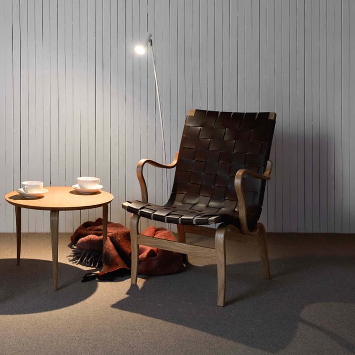 Eva låg fåtölj med armstöd, fårskinn scandinavian grey, klarlackad bok Bruno Mathsson International