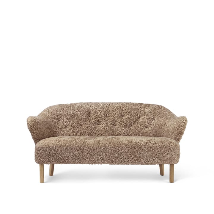 Ingeborg 2,5-sits soffa - fårskinn sahara, ben ek natur - By Lassen