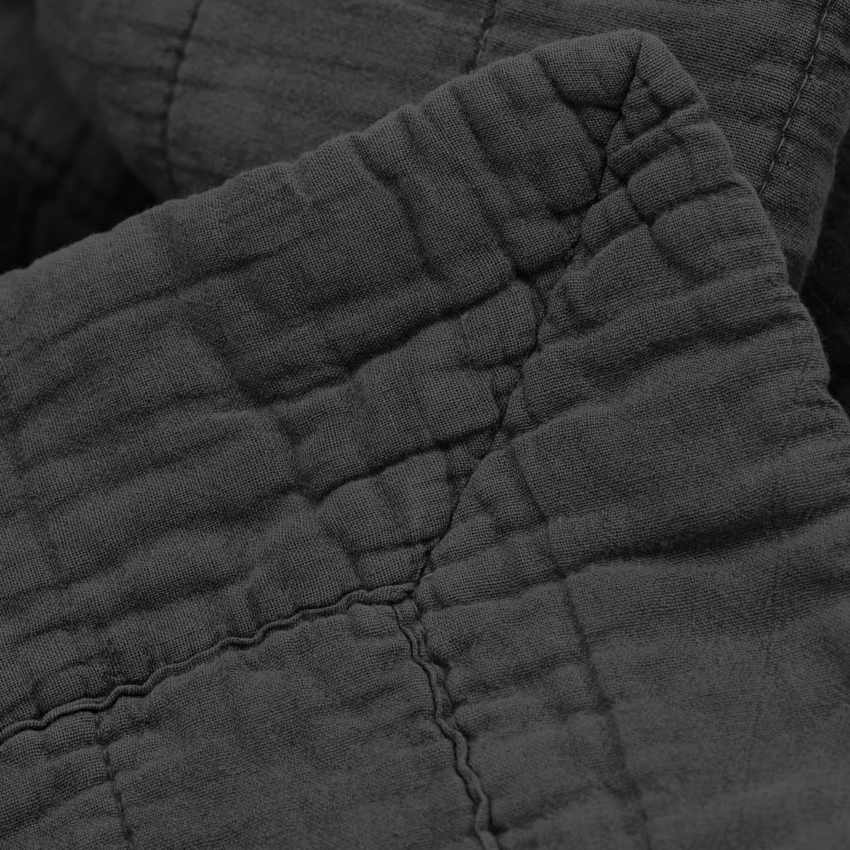 Magnhild vadderat överkast 160x280 cm, Coal byNORD