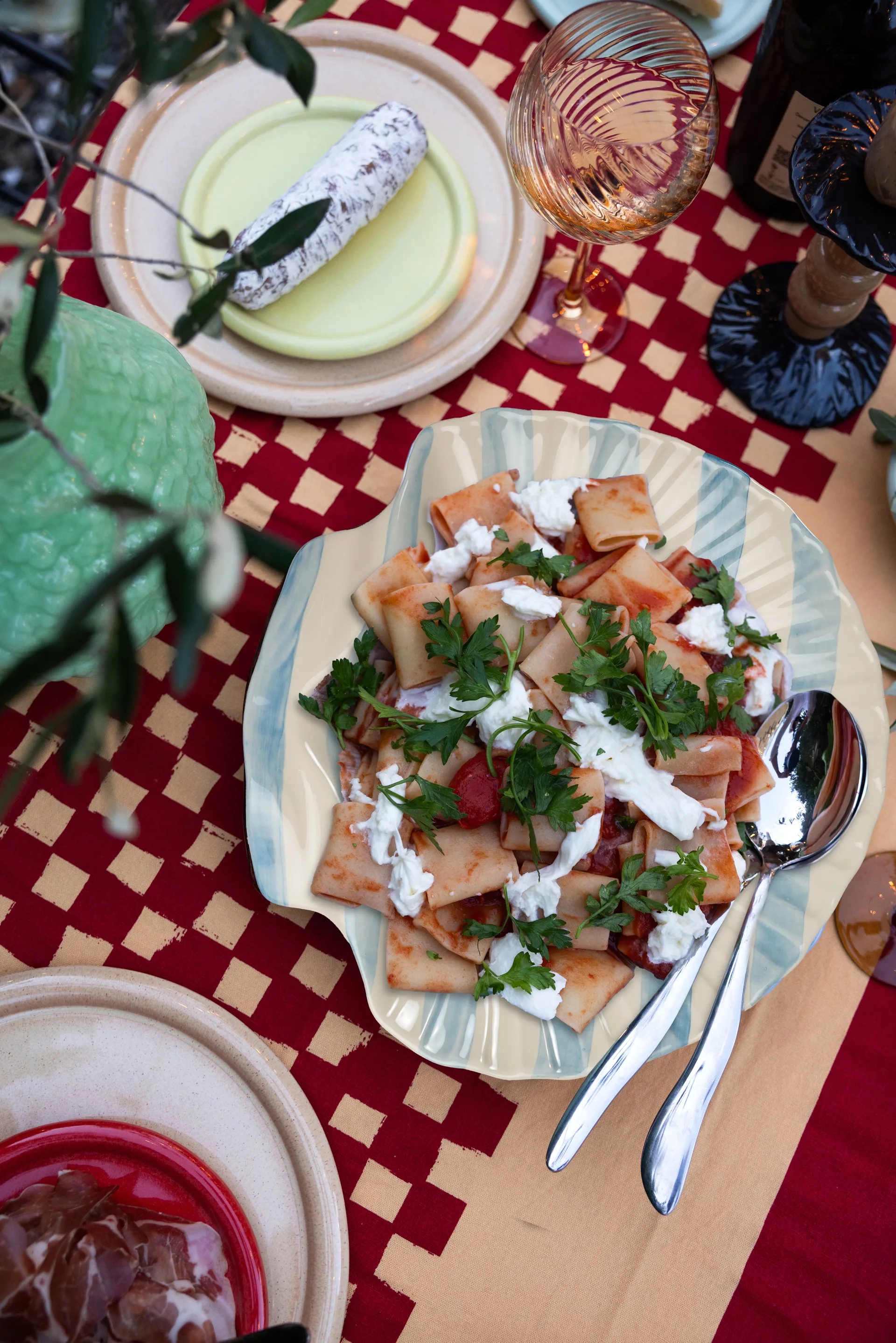 Armona stripe uppläggningsfat 32x32,5 cm, Ljusblå-vit Byon