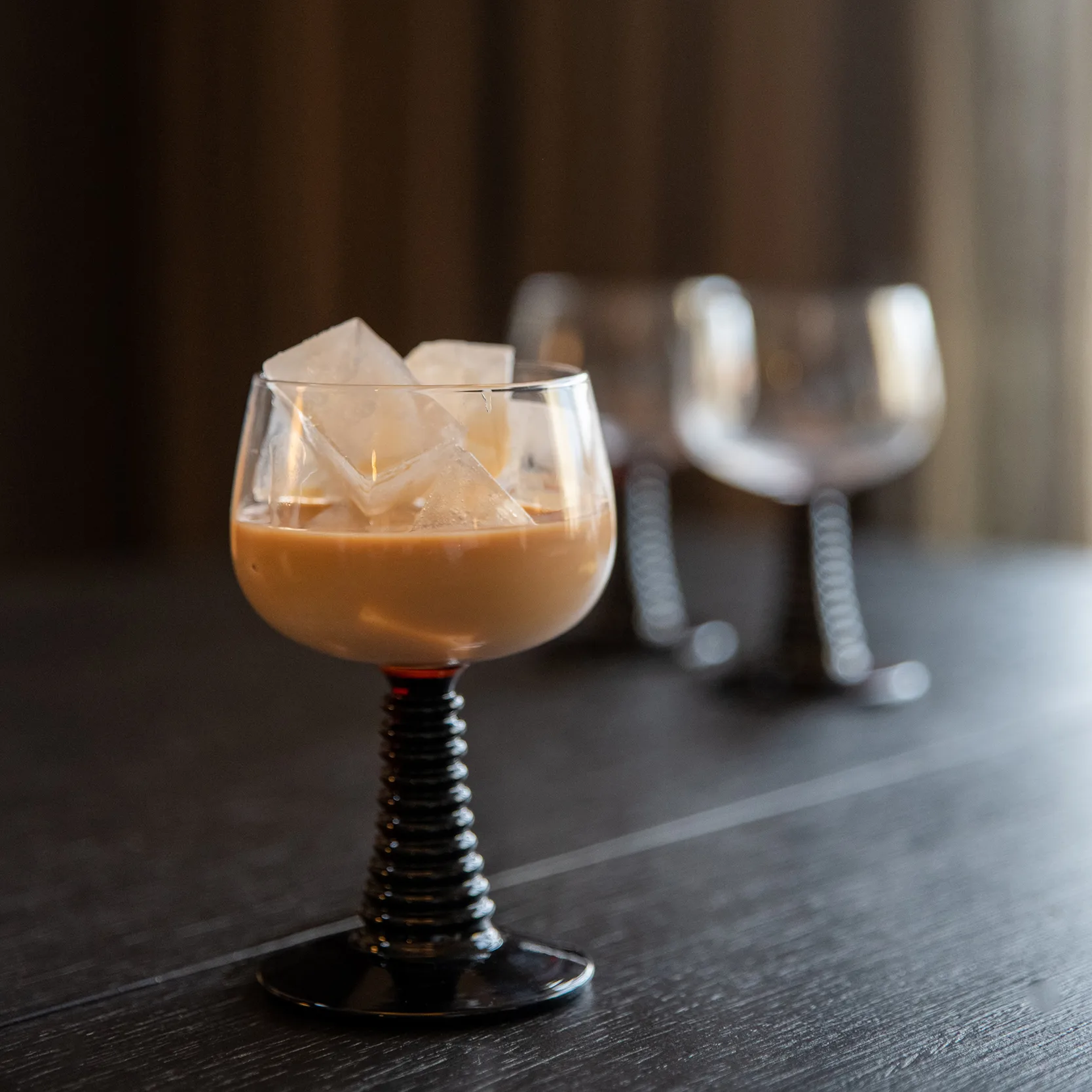 Ewa vinglas, Klar-brun Byon