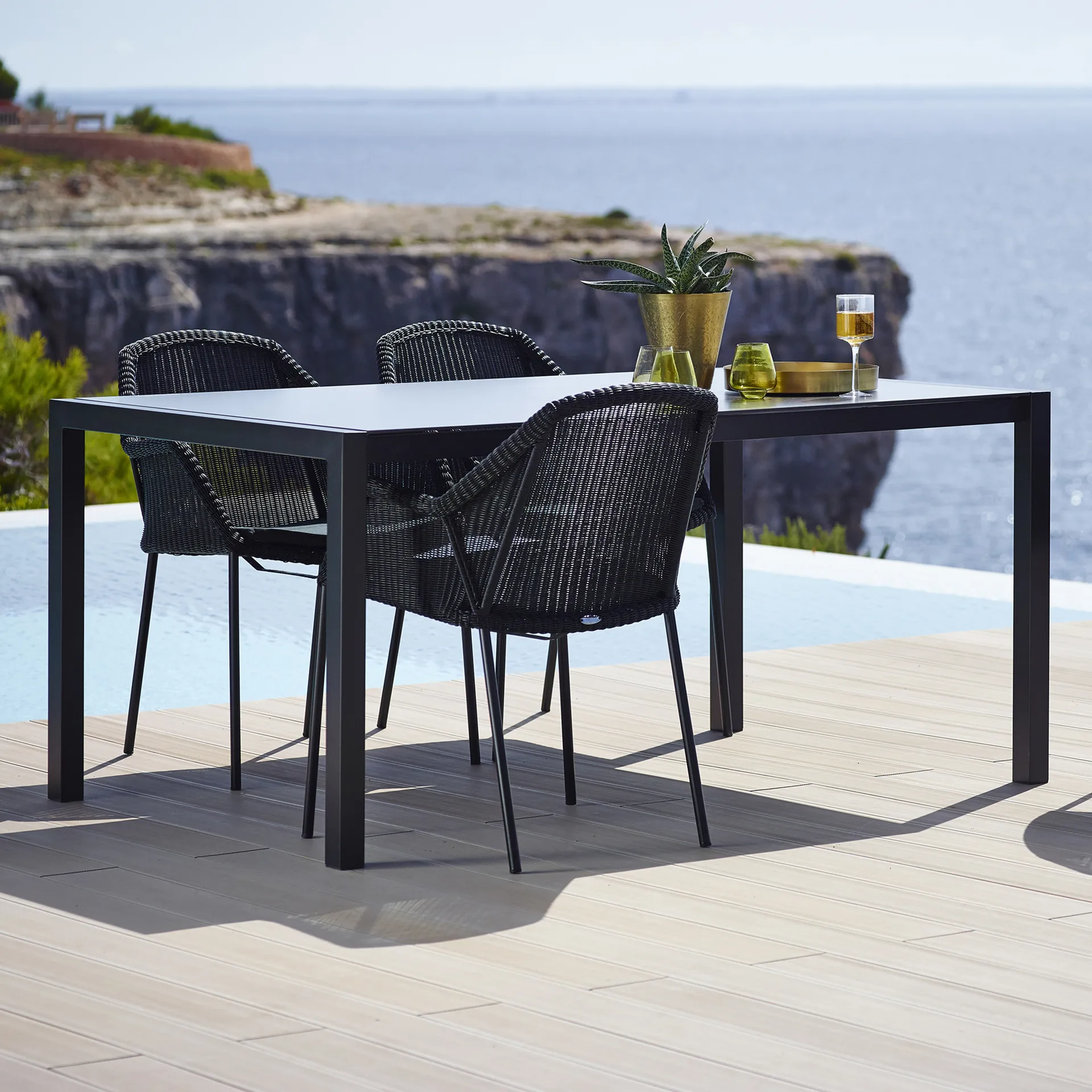 Breeze stapelbar karmstol weave, Black Cane-line