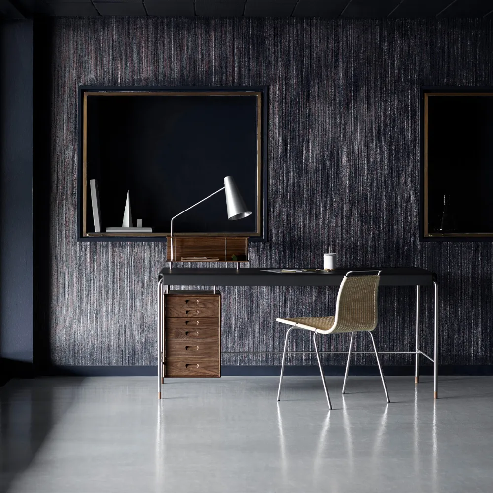 AJ52 Society Table skrivbord, Lackad valnöt inkl. belysning 140 cm Carl Hansen & Søn