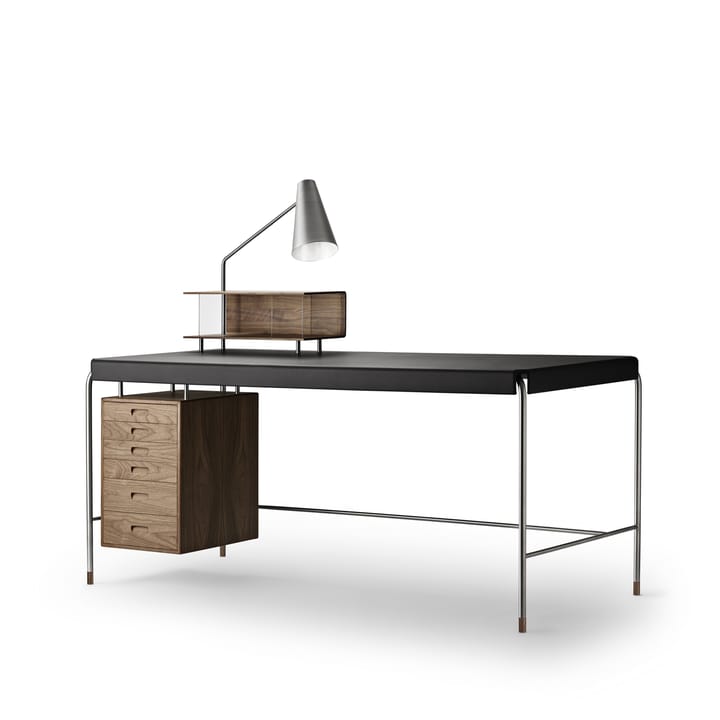 AJ52 Society Table skrivbord - valnöt klarlack, belysn/rostfr. stål, svart läder, 140 - Carl Hansen & Søn