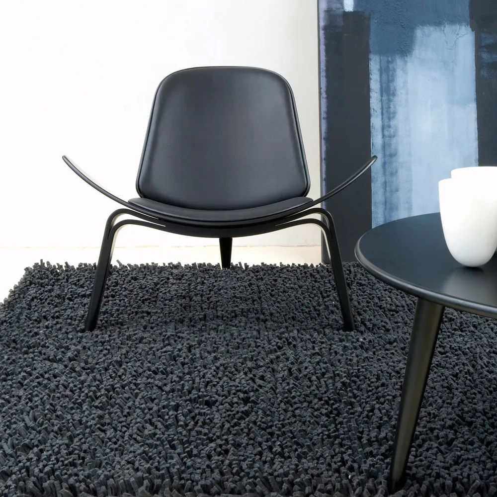 CH07 fåtölj, Thor 301 läder-svartlackad bok Carl Hansen & Søn