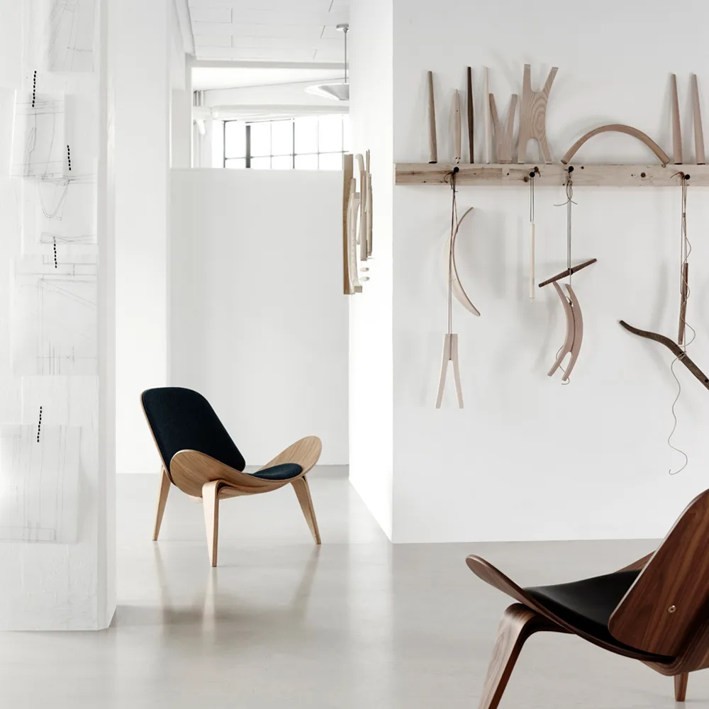 CH07 fåtölj, Thor 301 läder-svartlackad bok Carl Hansen & Søn