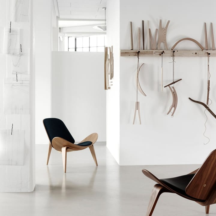 CH07 fåtölj, Thor 301 läder-svartlackad ek Carl Hansen & Søn
