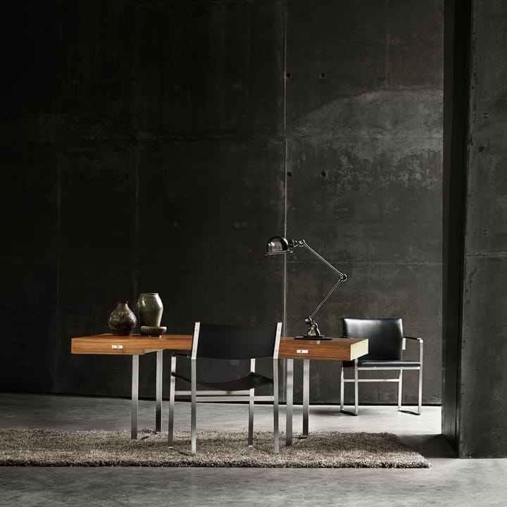CH111 karmstol, Svart läder-rostfritt stativ Carl Hansen & Søn