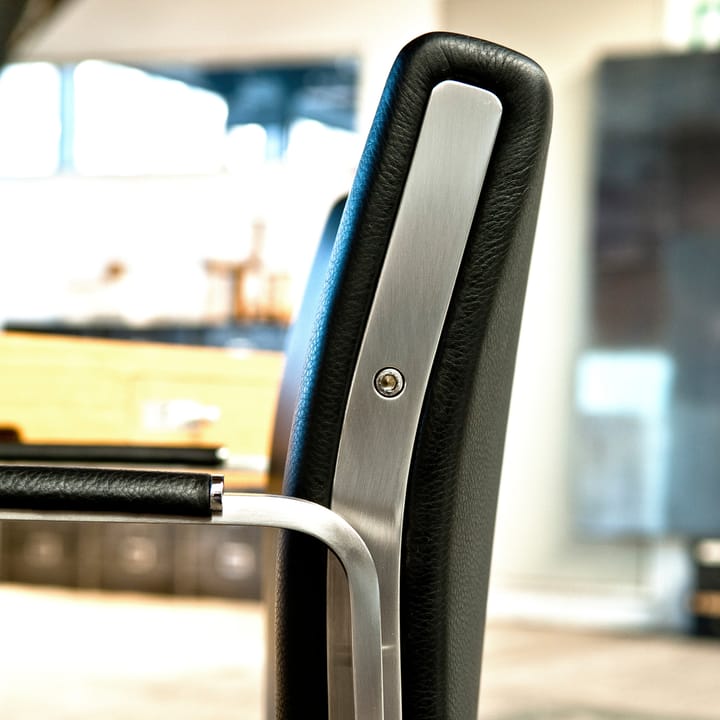 CH111 karmstol, Svart läder-rostfritt stativ Carl Hansen & Søn