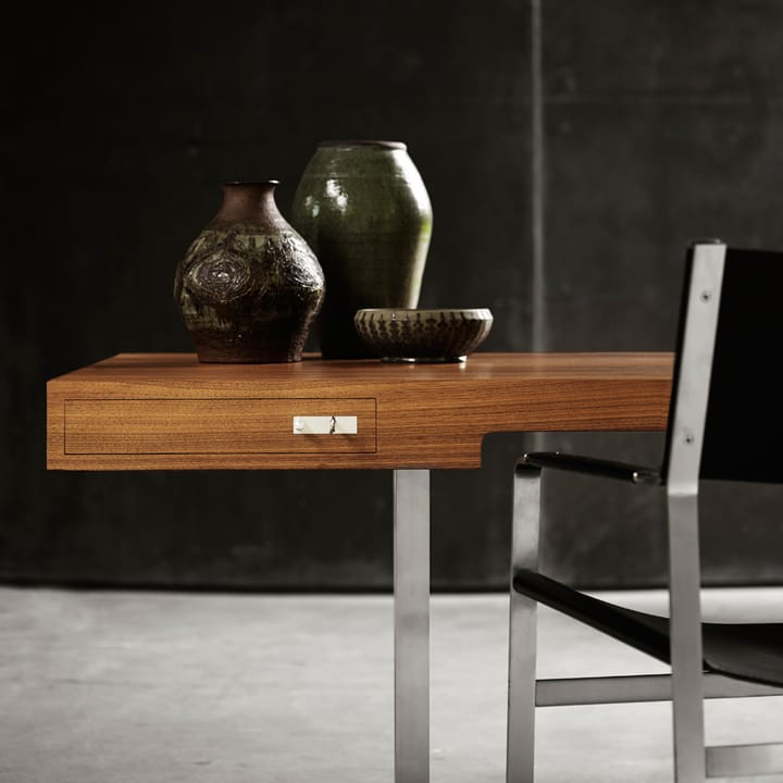 CH111 karmstol, Svart läder-rostfritt stativ Carl Hansen & Søn