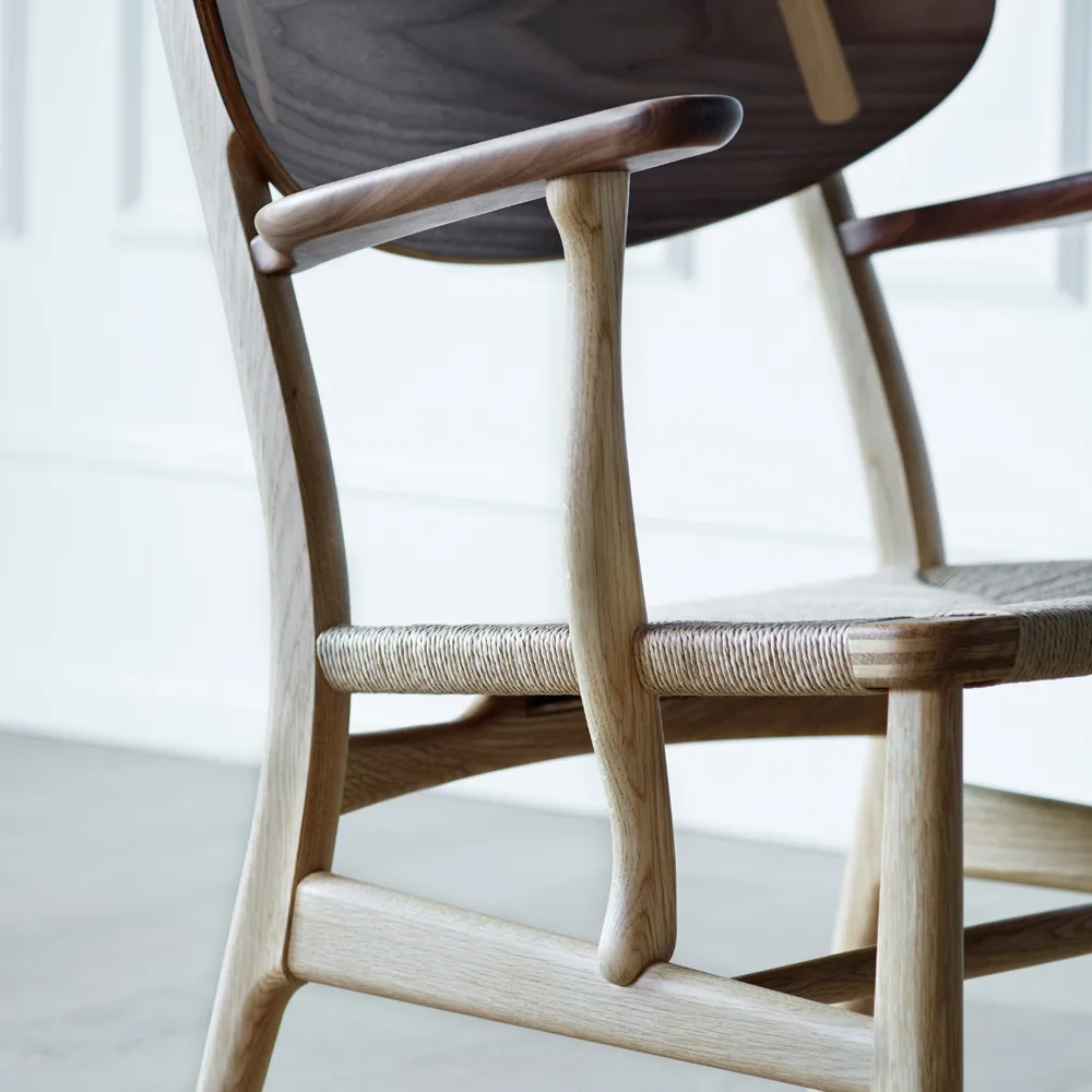 CH22 fåtölj, Klarlack ek-valnöt-svart Carl Hansen & Søn