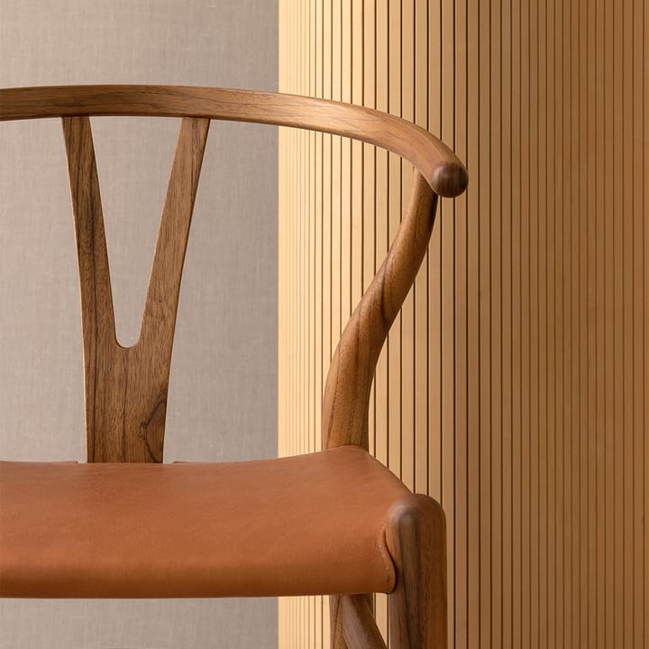 CH24 Y-stol Birthday Edition, teak, sits i anilinläder Carl Hansen & Søn