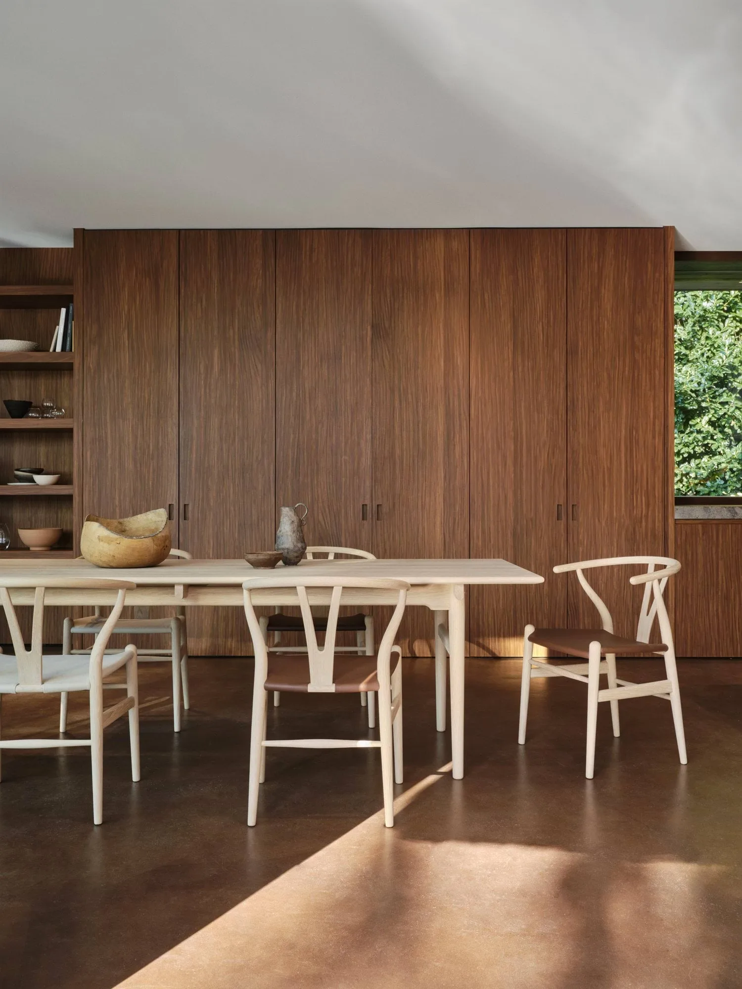 CH24P Y-stol, Läder Loke 7060-såpad bok Carl Hansen & Søn