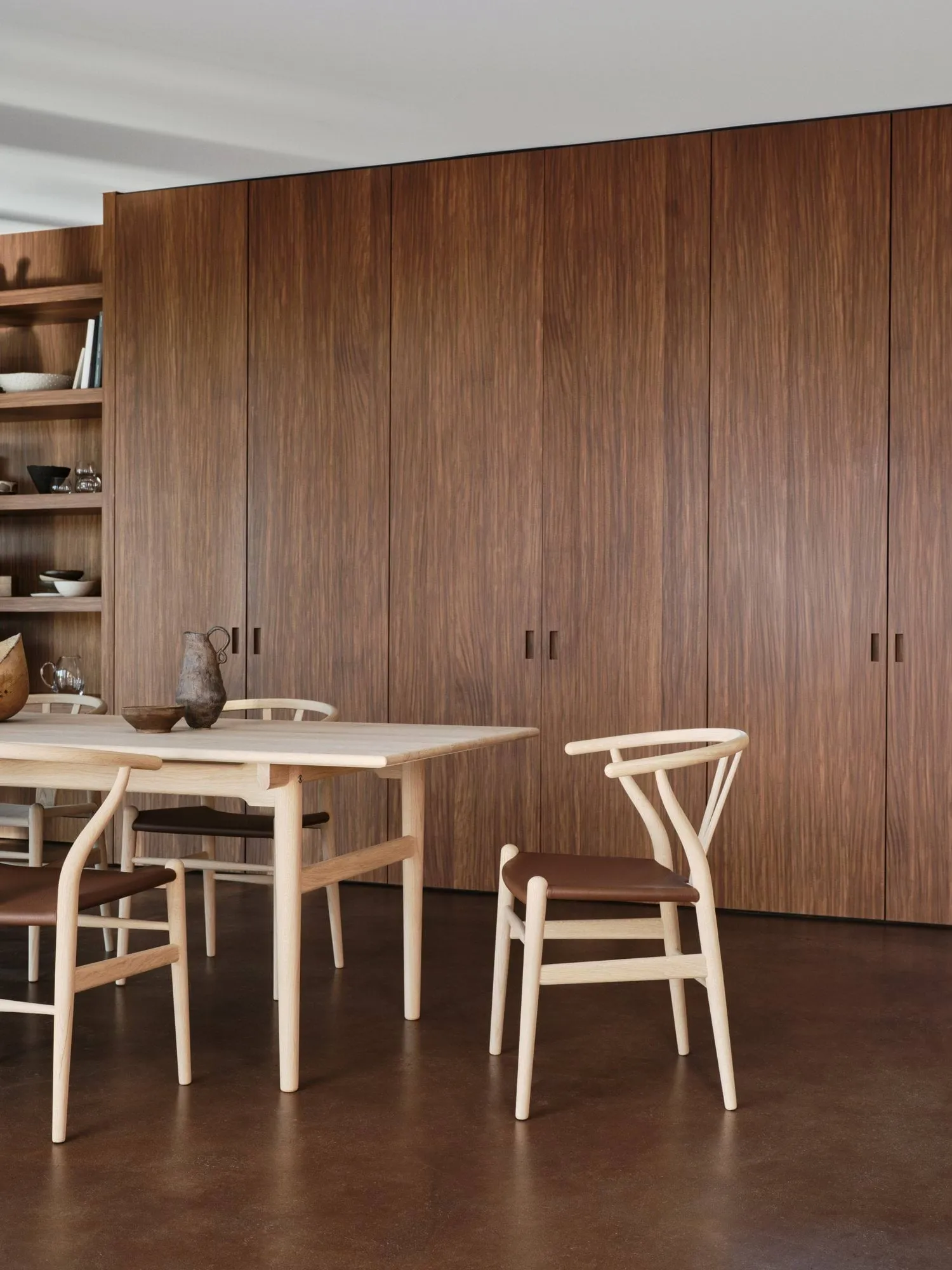 CH24P Y-stol, Läder Loke 7060-såpad bok Carl Hansen & Søn