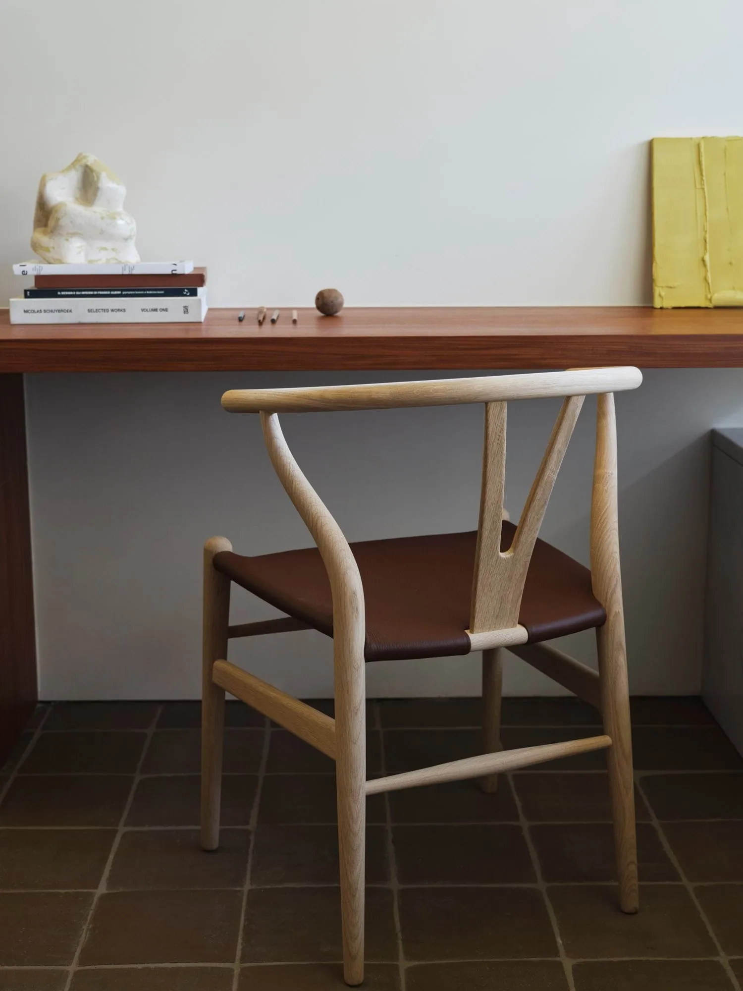 CH24P Y-stol, Läder Loke 7060-såpad bok Carl Hansen & Søn
