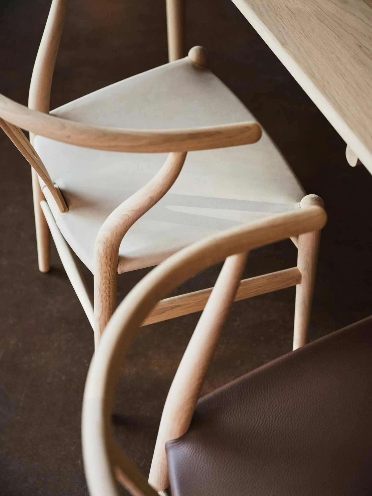 CH24P Y-stol, Läder Terra 20364-såpad ek Carl Hansen & Søn