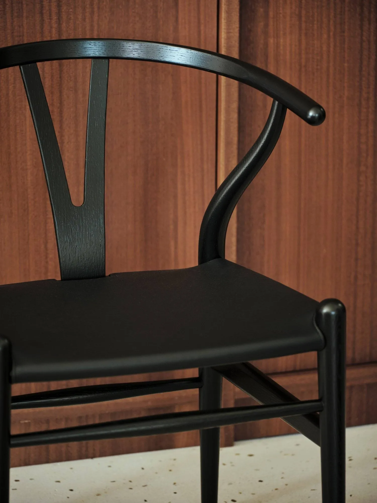 CH24P Y-stol, Läder Thor 301-svartlackerad ek Carl Hansen & Søn