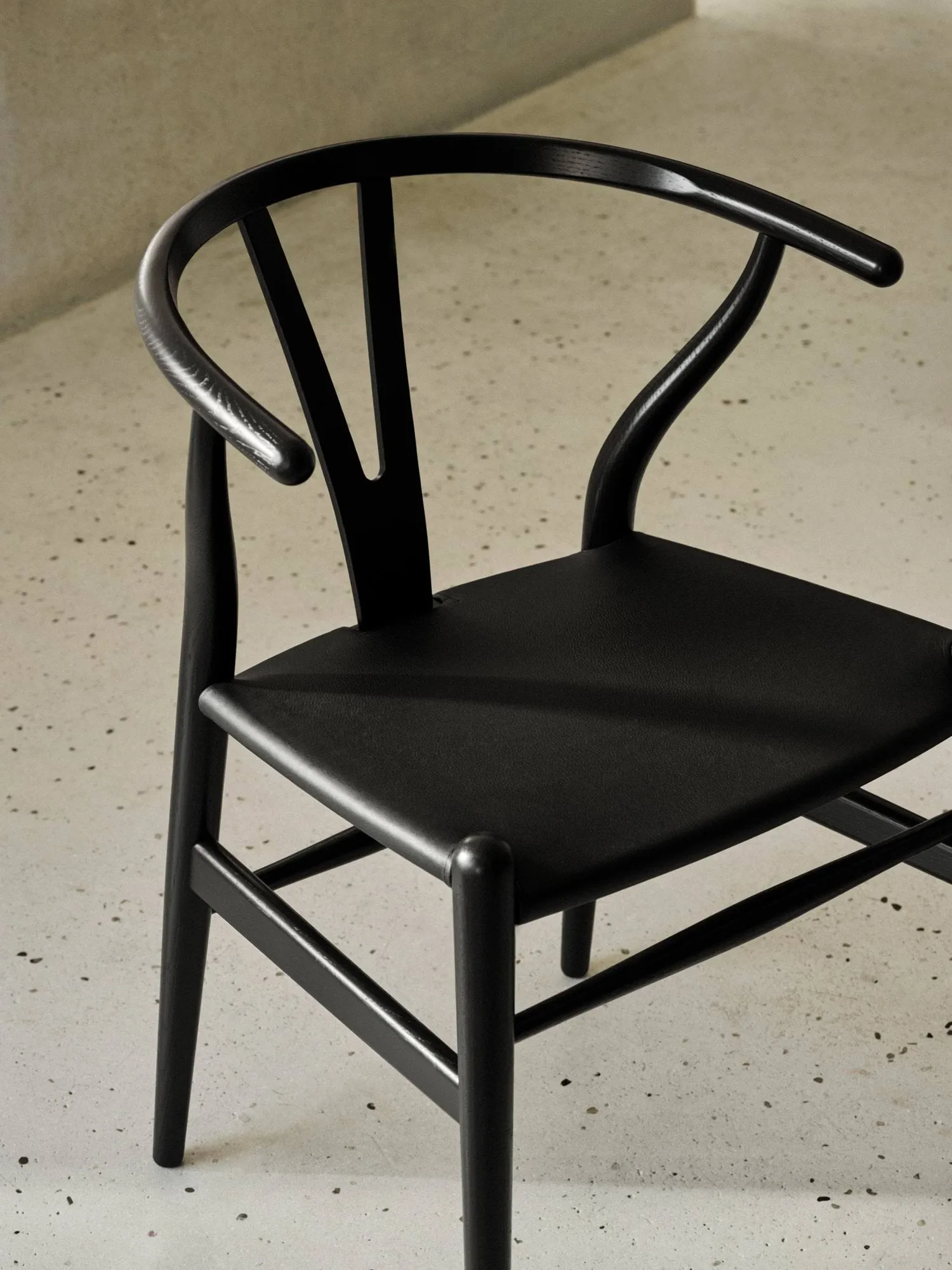 CH24P Y-stol, Läder Thor 301-svartlackerad ek Carl Hansen & Søn