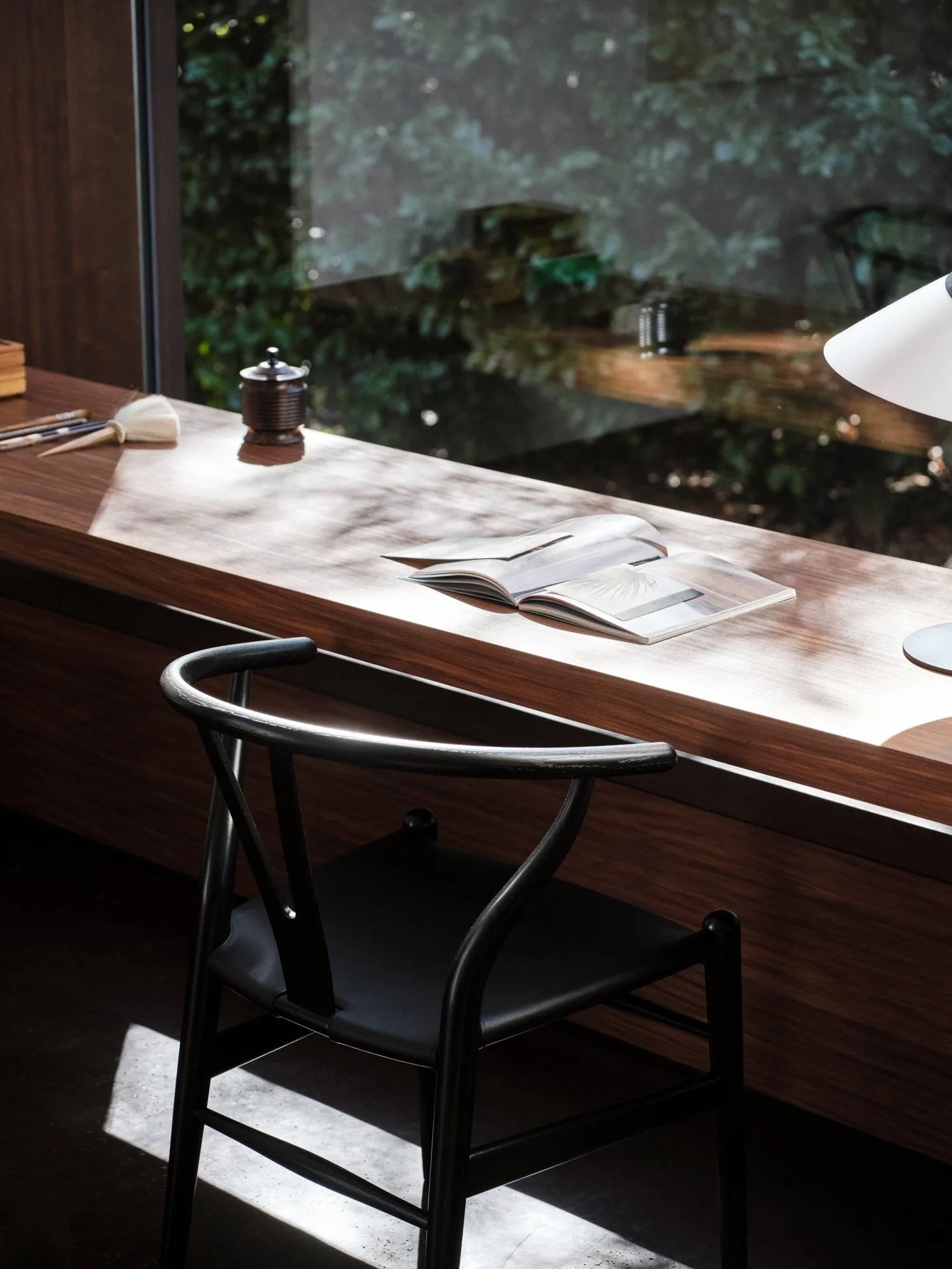 CH24P Y-stol, Läder Thor 301-svartlackerad ek Carl Hansen & Søn