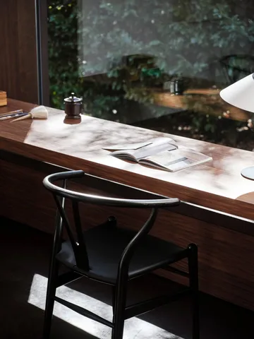 CH24P Y-stol - Läder Thor 301-svartlackerad ek - Carl Hansen & Søn