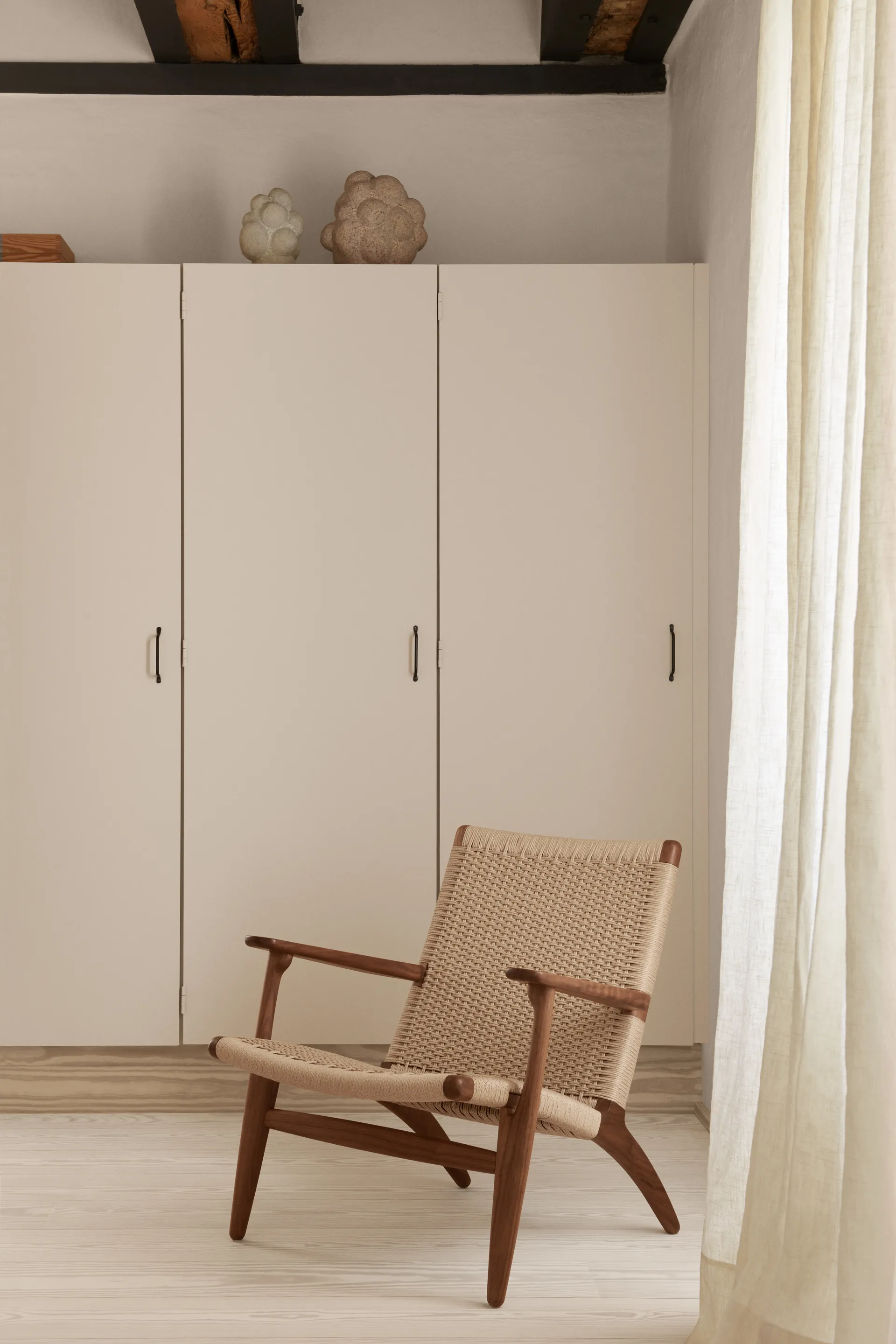 CH25 fåtölj, Oljad valnöt-naturflätad Carl Hansen & Søn