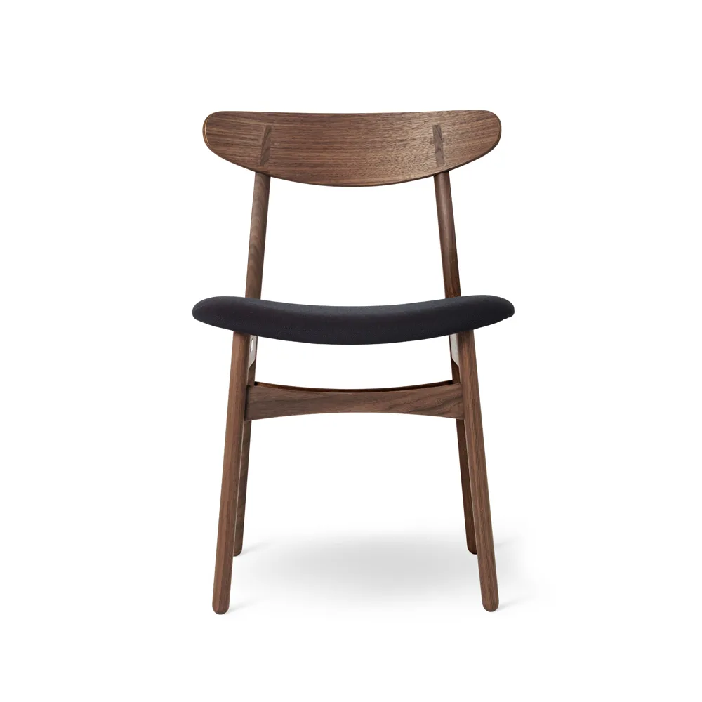 CH30P stol, Oljad valnöt-fiord 981 tyg Carl Hansen & Søn