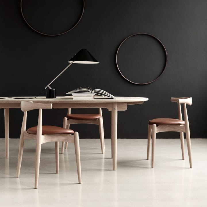 CH338 matbord med plats för 2 ilägg, Såpad ek Carl Hansen & Søn