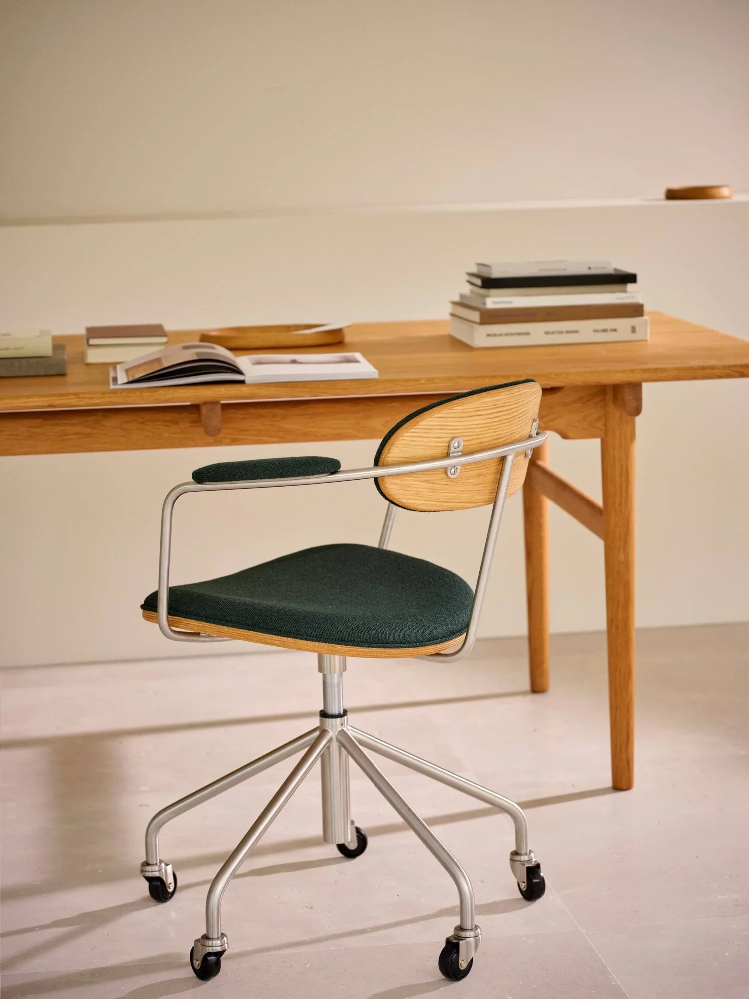 CH621 Swivel Chair, Tyg Vidar 1062 grön-oljad ek Carl Hansen & Søn