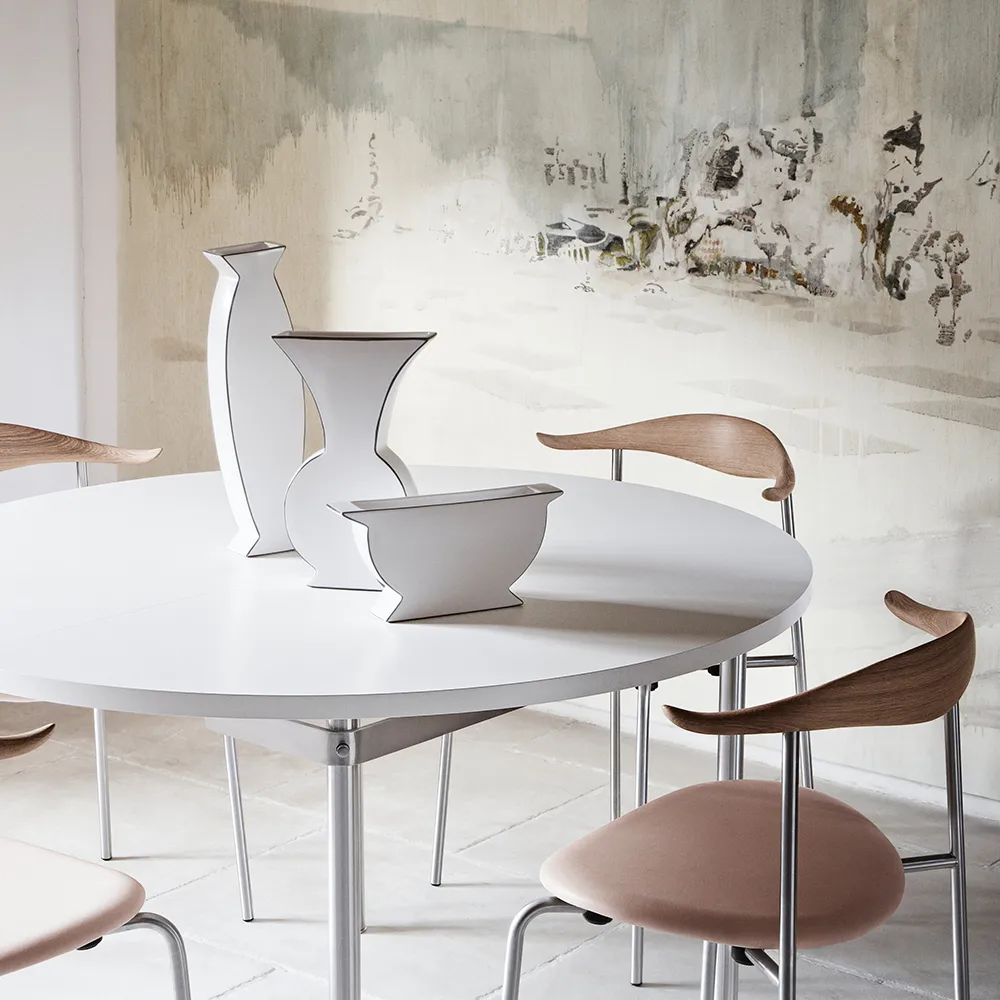 CH88P stol, tyg fiord 151 grå, rygg svartlackad ek, svartlackat stativ Carl Hansen & Søn