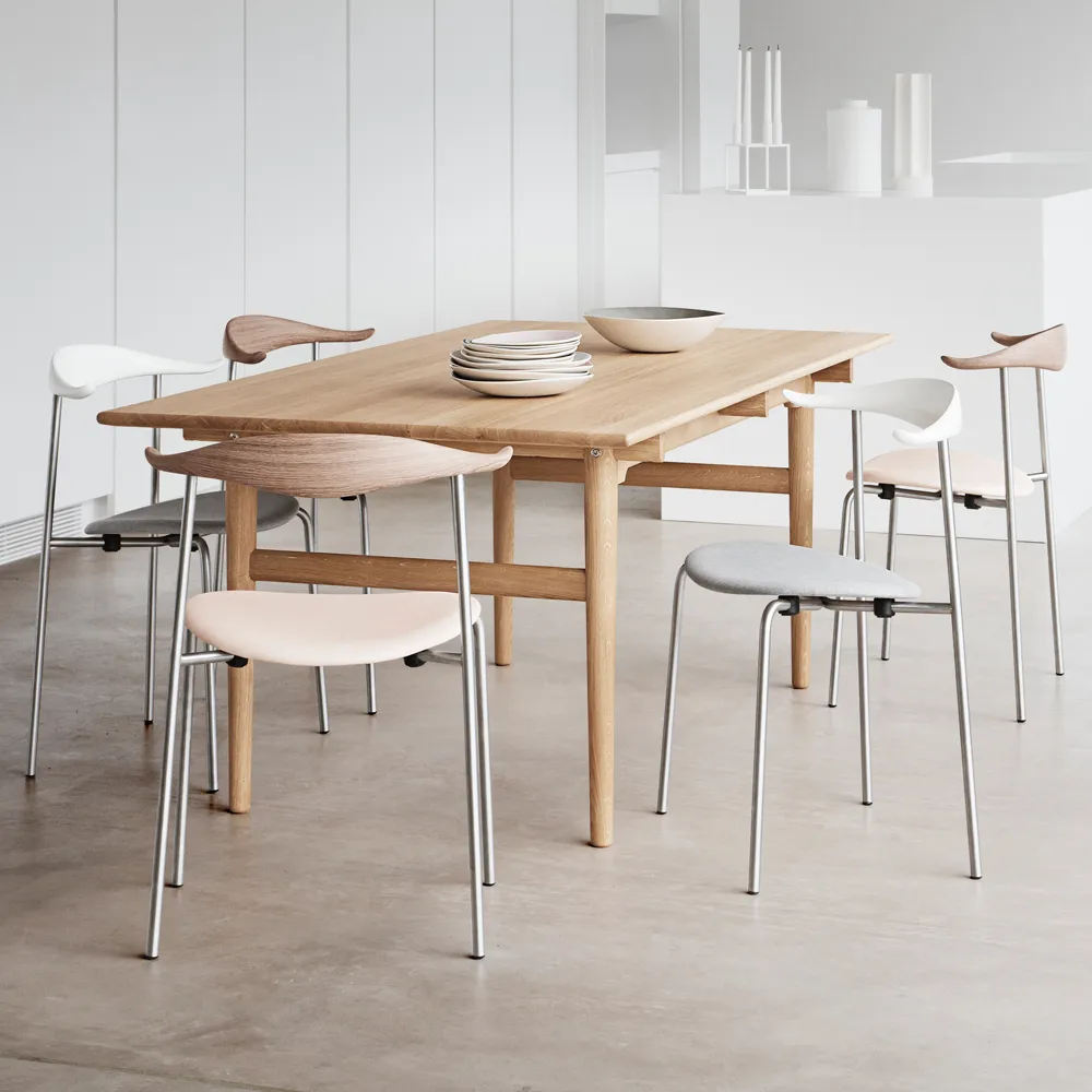 CH88P stol, tyg fiord 151 grå, rygg svartlackad ek, svartlackat stativ Carl Hansen & Søn