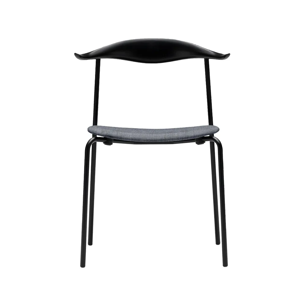 CH88P stol, tyg fiord 151 grå, rygg svartlackad ek, svartlackat stativ Carl Hansen & Søn
