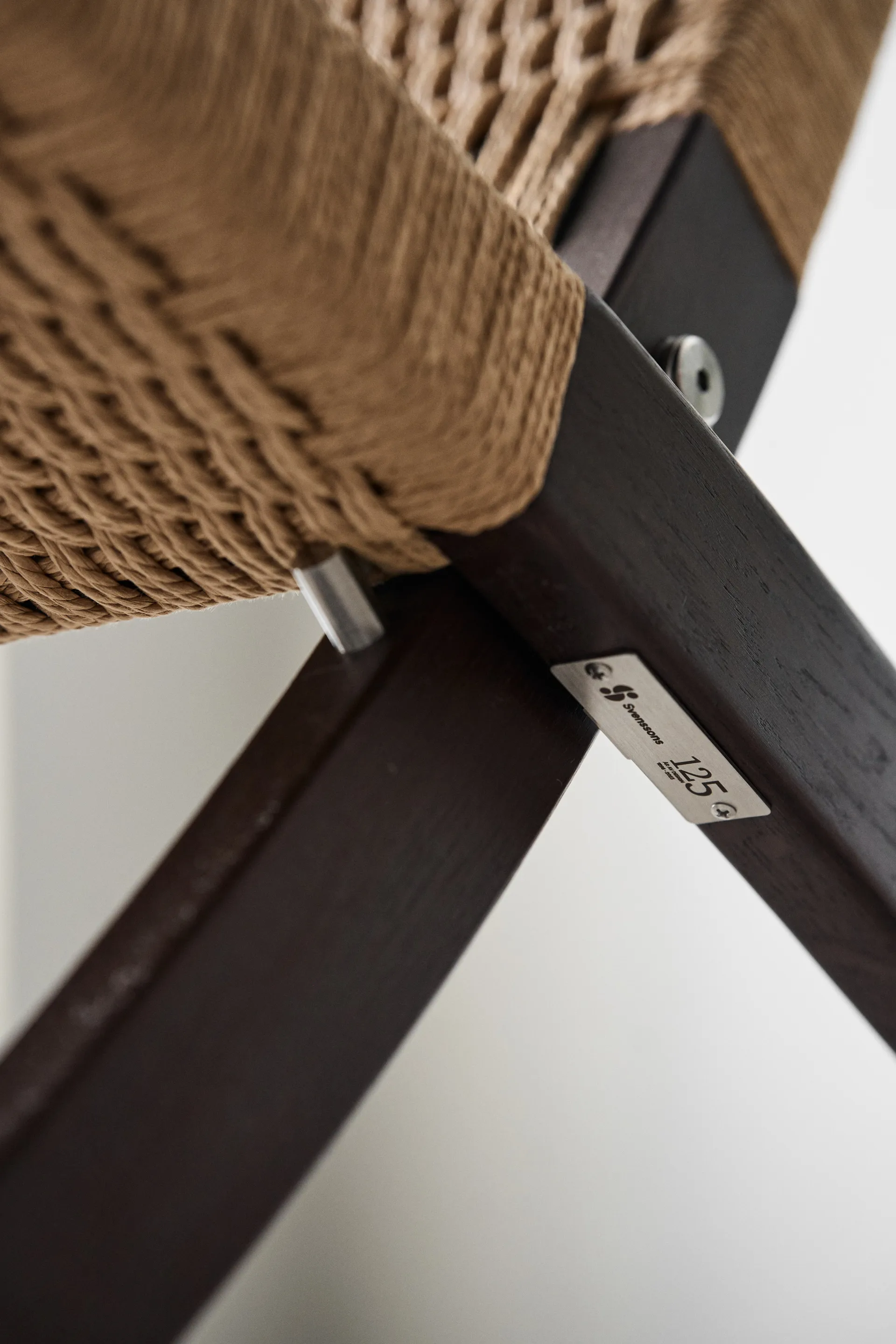 Cuba fällfåtölj jubileumsutgåva Svenssons 125 år, Mörkoljad ek, papperssnöre Carl Hansen & Søn