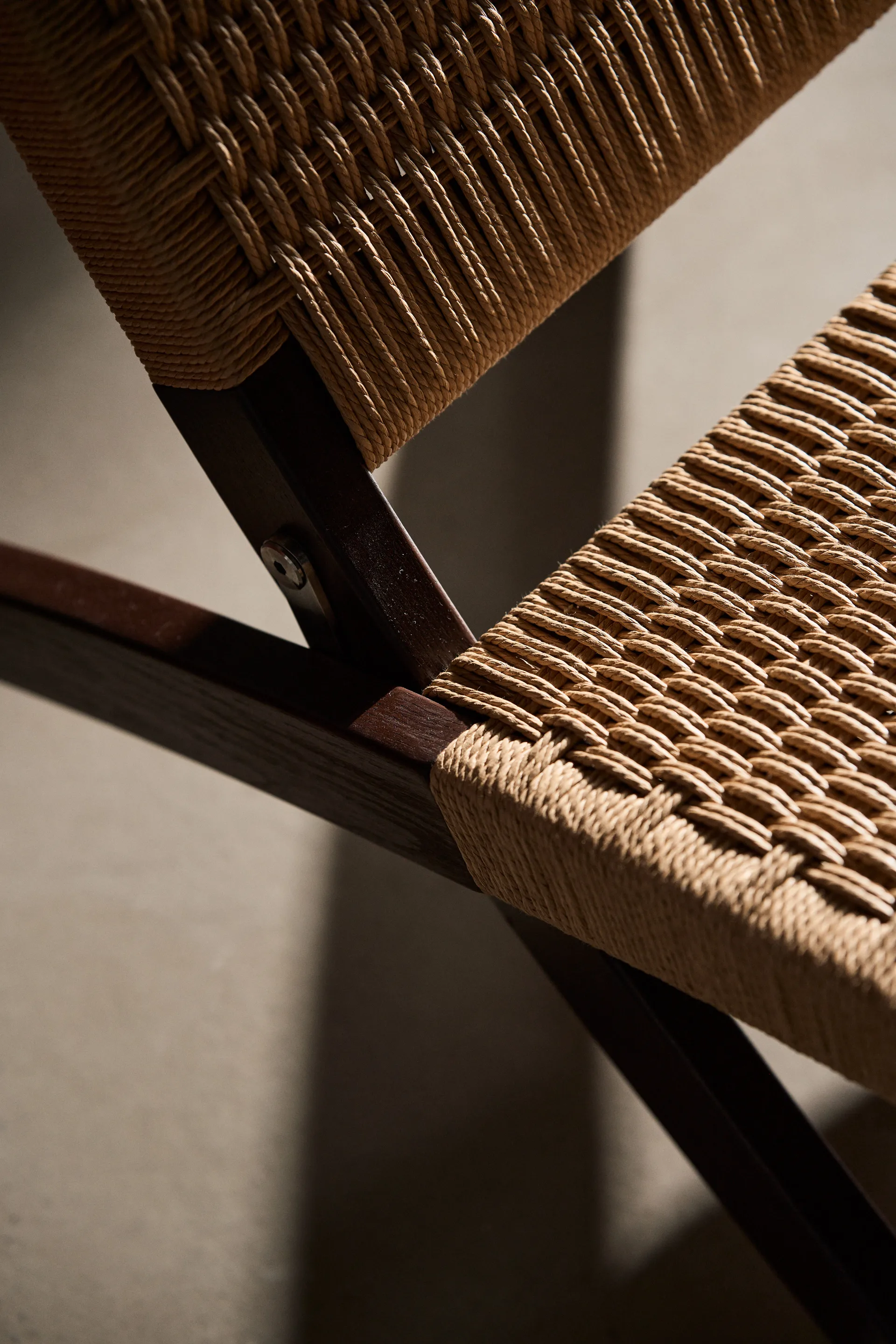 Cuba fällfåtölj jubileumsutgåva Svenssons 125 år, Mörkoljad ek, papperssnöre Carl Hansen & Søn