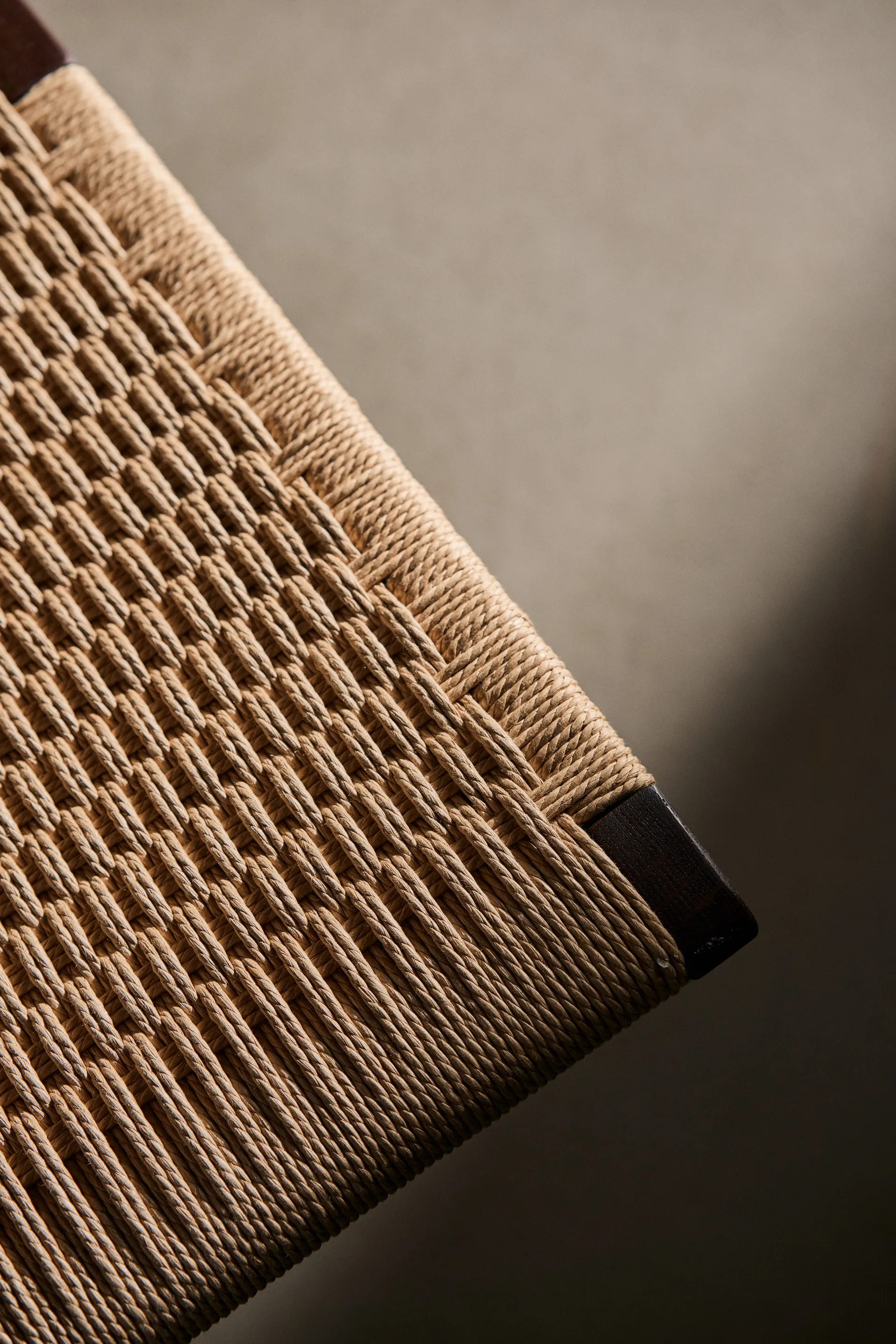 Cuba fällfåtölj jubileumsutgåva Svenssons 125 år, Mörkoljad ek, papperssnöre Carl Hansen & Søn