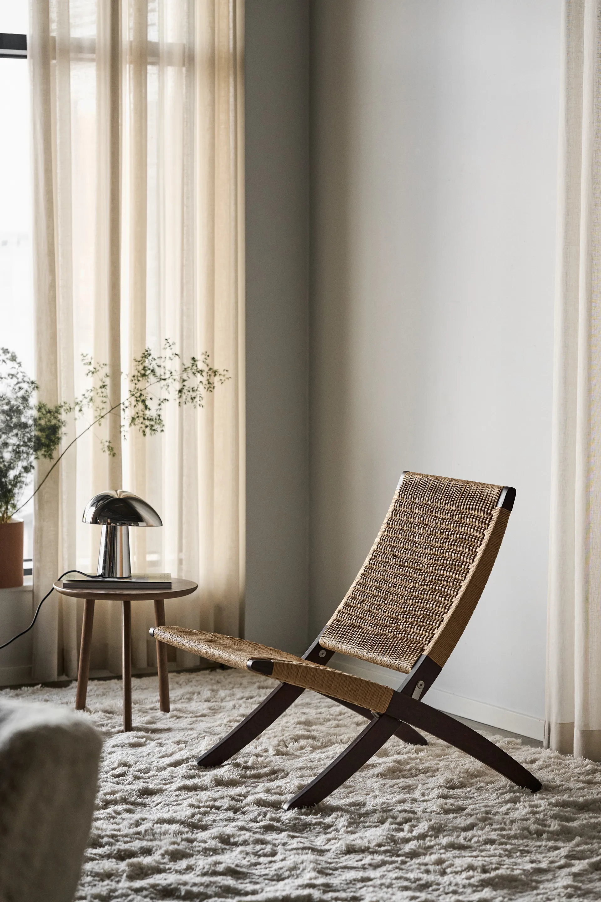 Cuba fällfåtölj jubileumsutgåva Svenssons 125 år, Mörkoljad ek, papperssnöre Carl Hansen & Søn