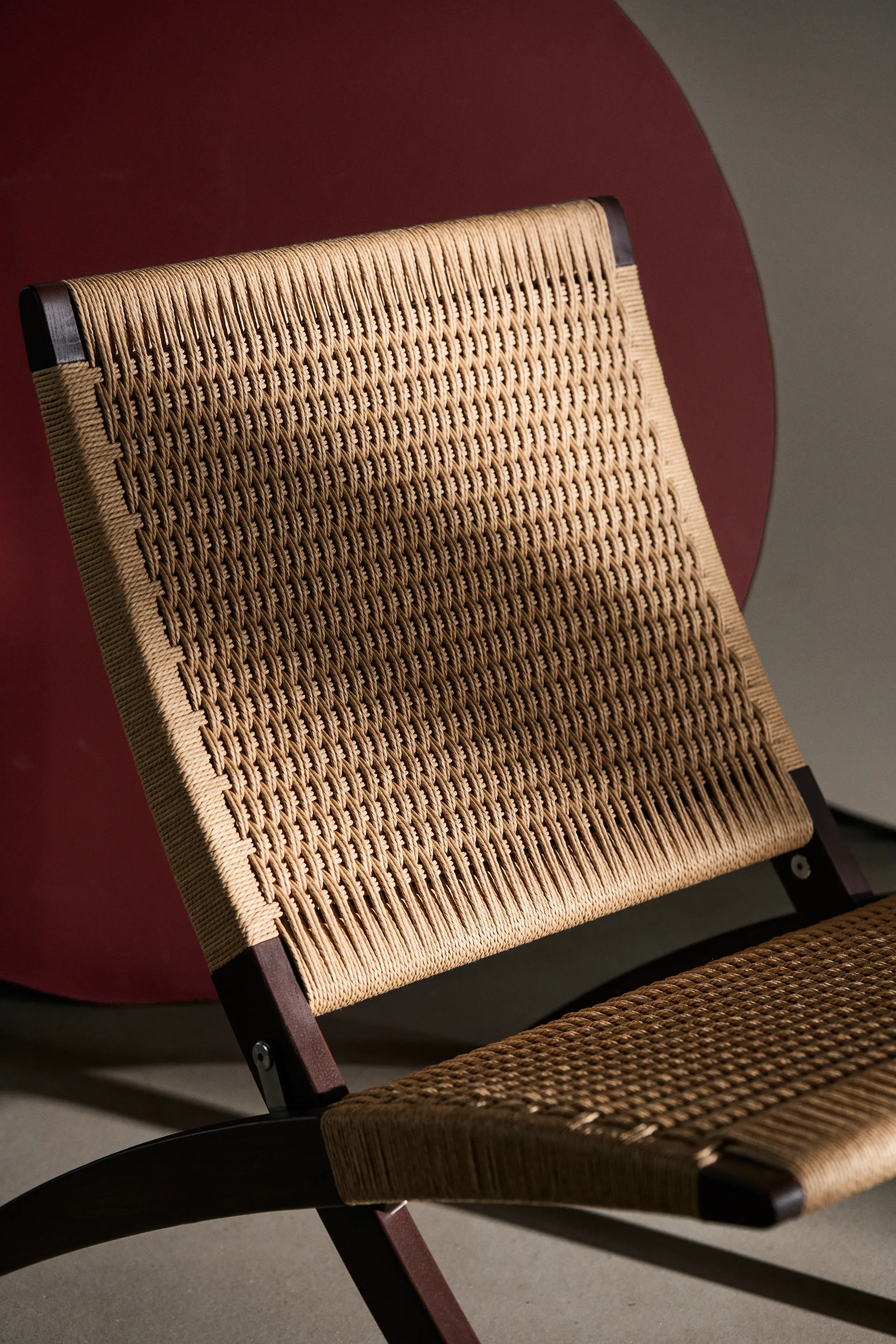 Cuba fällfåtölj jubileumsutgåva Svenssons 125 år, Mörkoljad ek, papperssnöre Carl Hansen & Søn