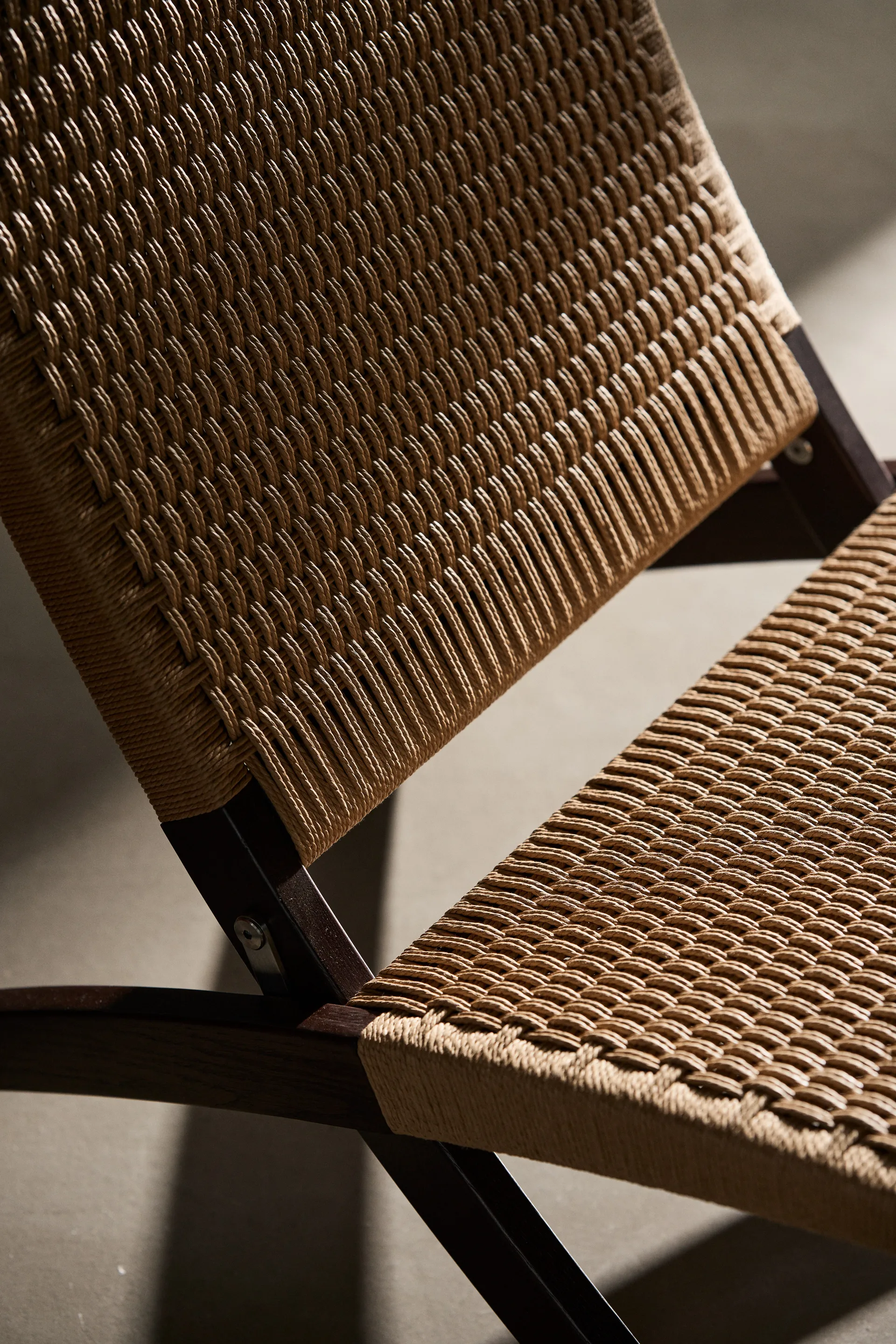 Cuba fällfåtölj jubileumsutgåva Svenssons 125 år, Mörkoljad ek, papperssnöre Carl Hansen & Søn