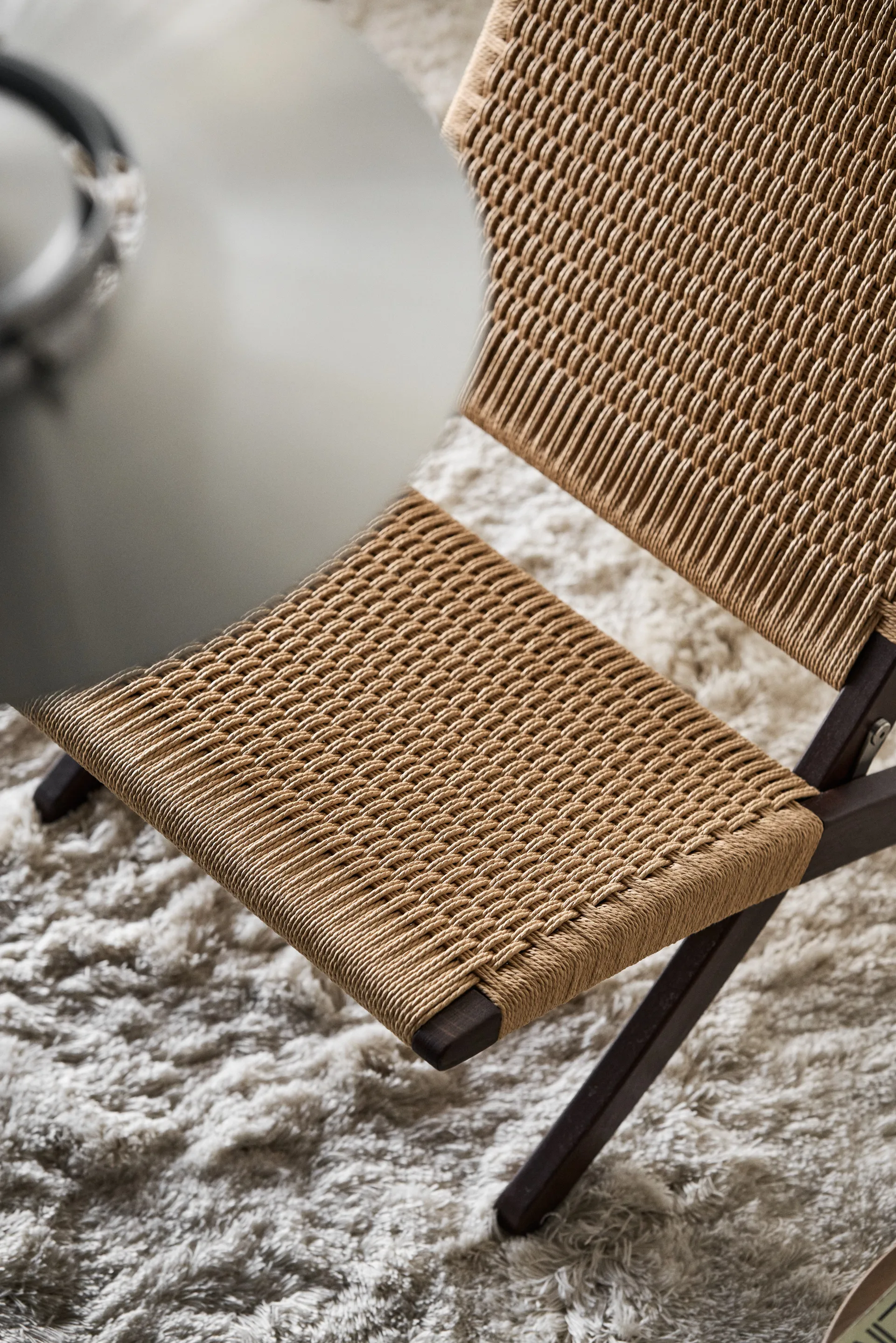 Cuba fällfåtölj jubileumsutgåva Svenssons 125 år, Mörkoljad ek, papperssnöre Carl Hansen & Søn