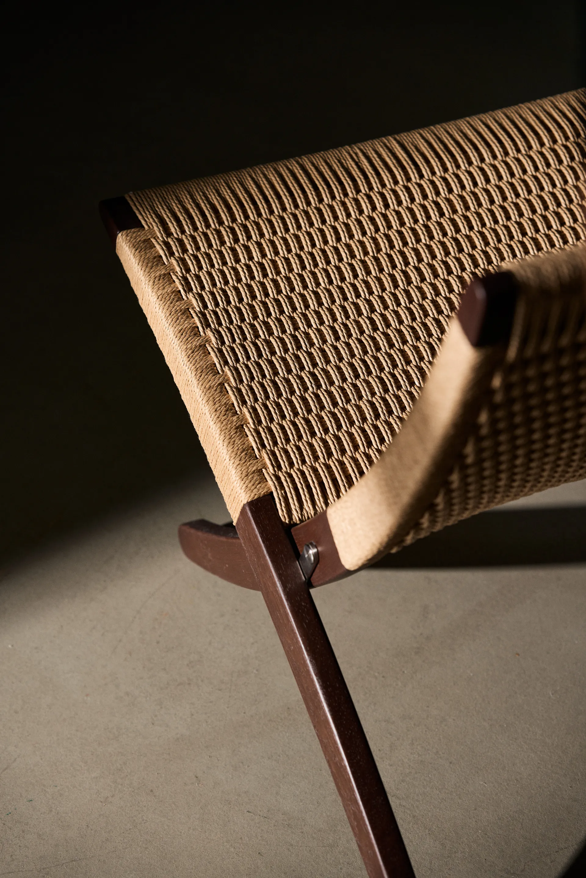 Cuba fällfåtölj jubileumsutgåva Svenssons 125 år, Mörkoljad ek, papperssnöre Carl Hansen & Søn