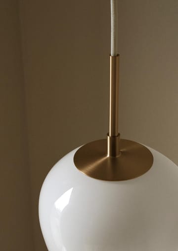 MT221 Tulip-lampan Ø17 cm - Opalglas-mässing - Carl Hansen & Søn