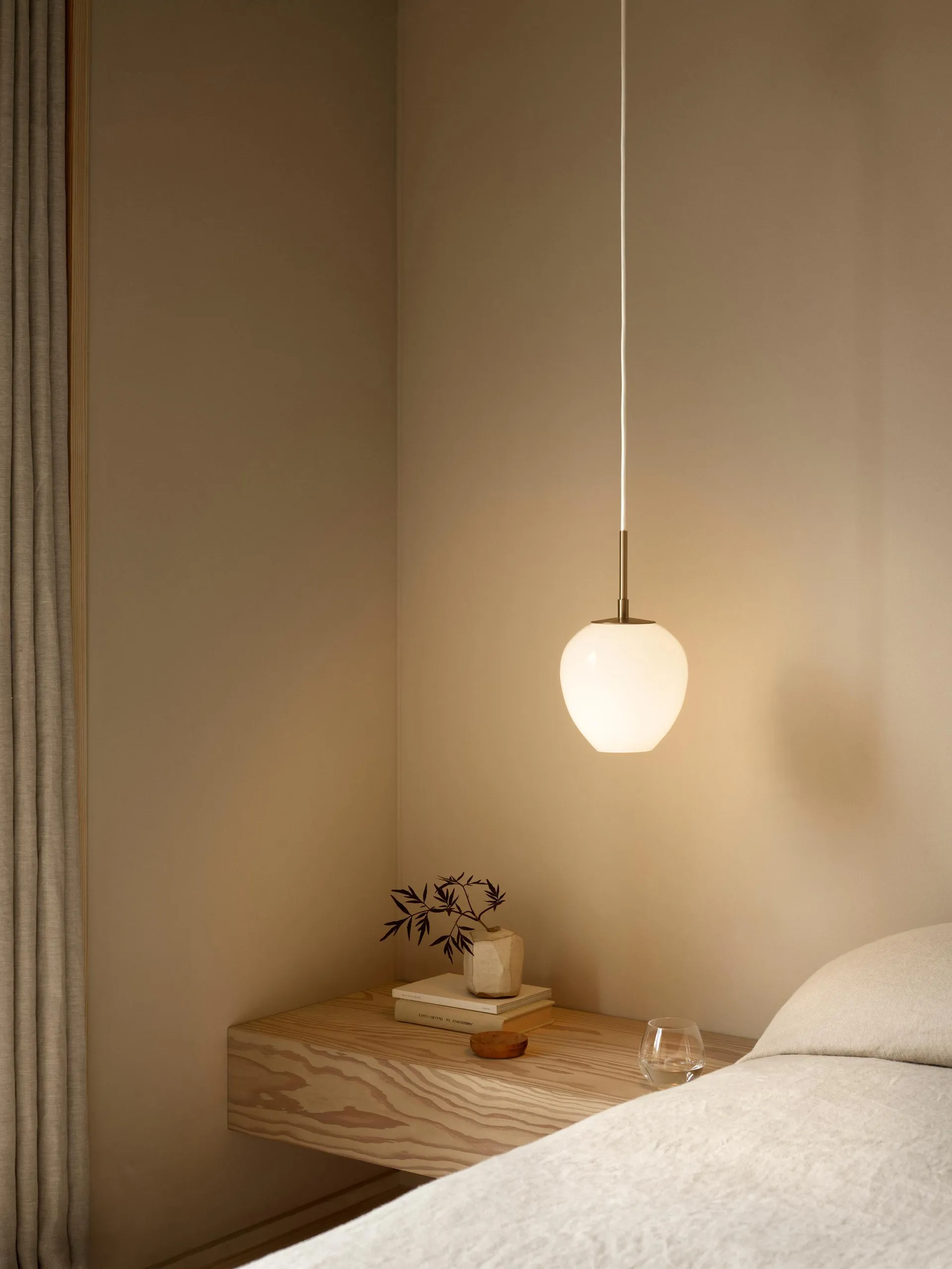 MT221 Tulip-lampan Ø17 cm, Opalglas-mässing Carl Hansen & Søn