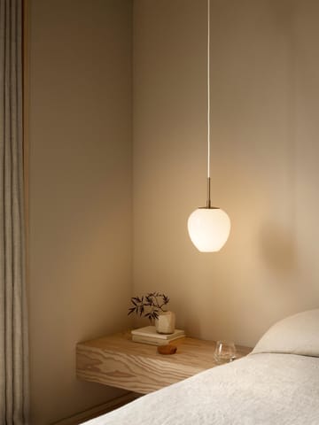 MT221 Tulip-lampan Ø17 cm - Opalglas-mässing - Carl Hansen & Søn