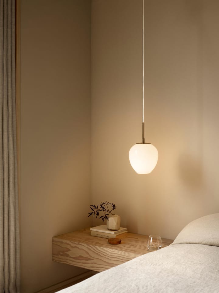 MT221 Tulip-lampan Ø17 cm, Opalglas-mässing Carl Hansen & Søn