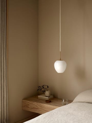 MT221 Tulip-lampan Ø17 cm - Opalglas-mässing - Carl Hansen & Søn