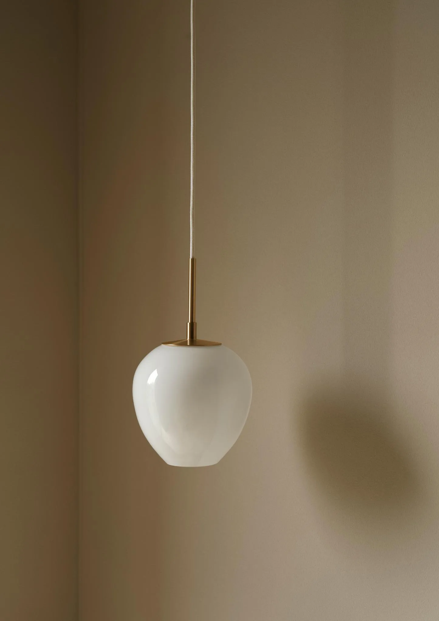 MT221 Tulip-lampan Ø17 cm, Opalglas-mässing Carl Hansen & Søn