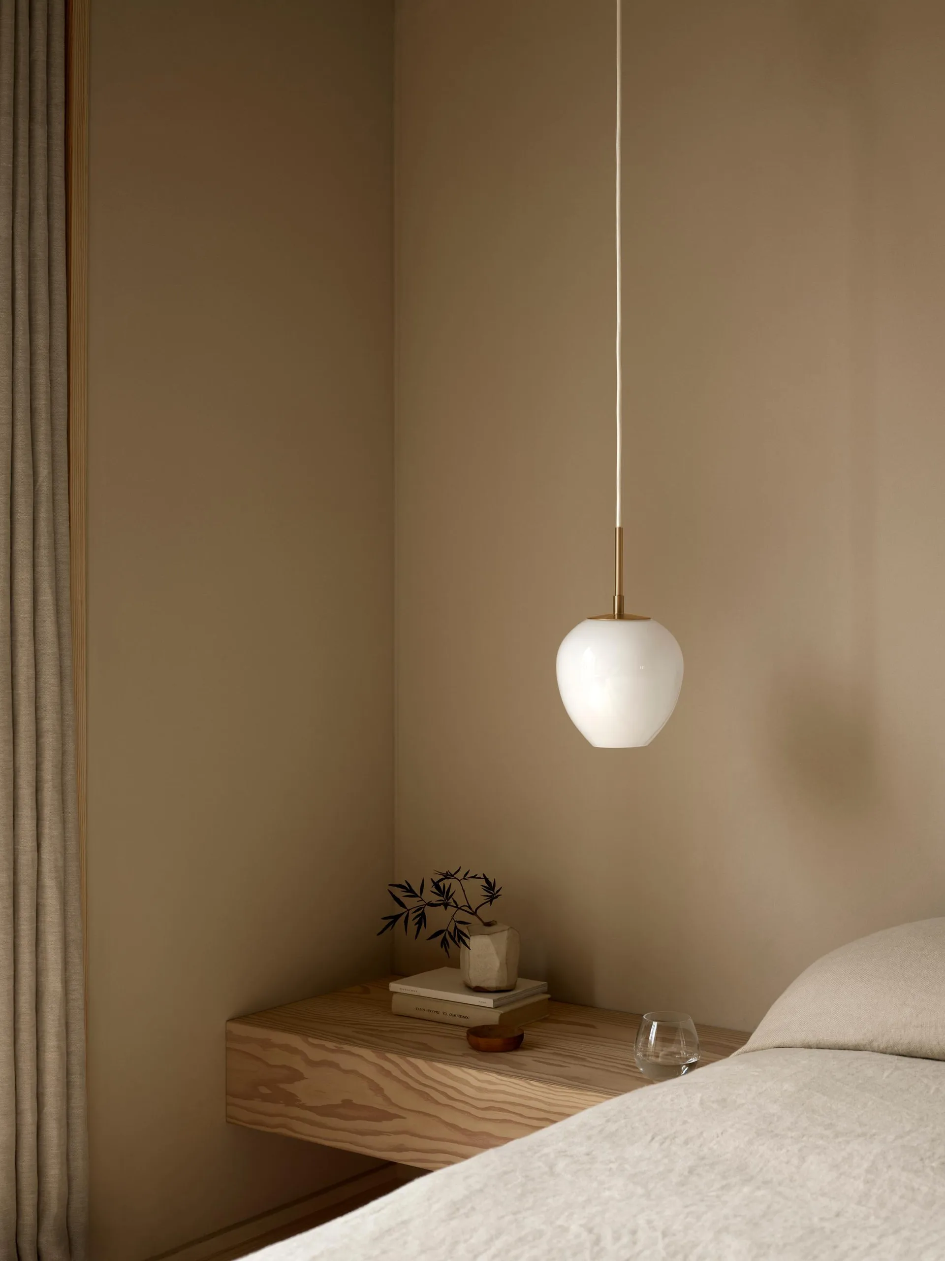  MT221 Tulip-lampan, Opalglas-mässing, Ø17 cm Carl Hansen & Søn