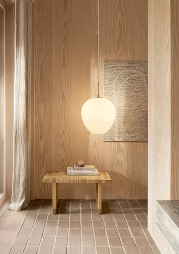 MT221 Tulip-lampan - Opalglas-mässing, Ø26 cm - Carl Hansen & Søn