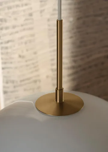 MT221 Tulip-lampan - Opalglas-mässing, Ø36 cm - Carl Hansen & Søn