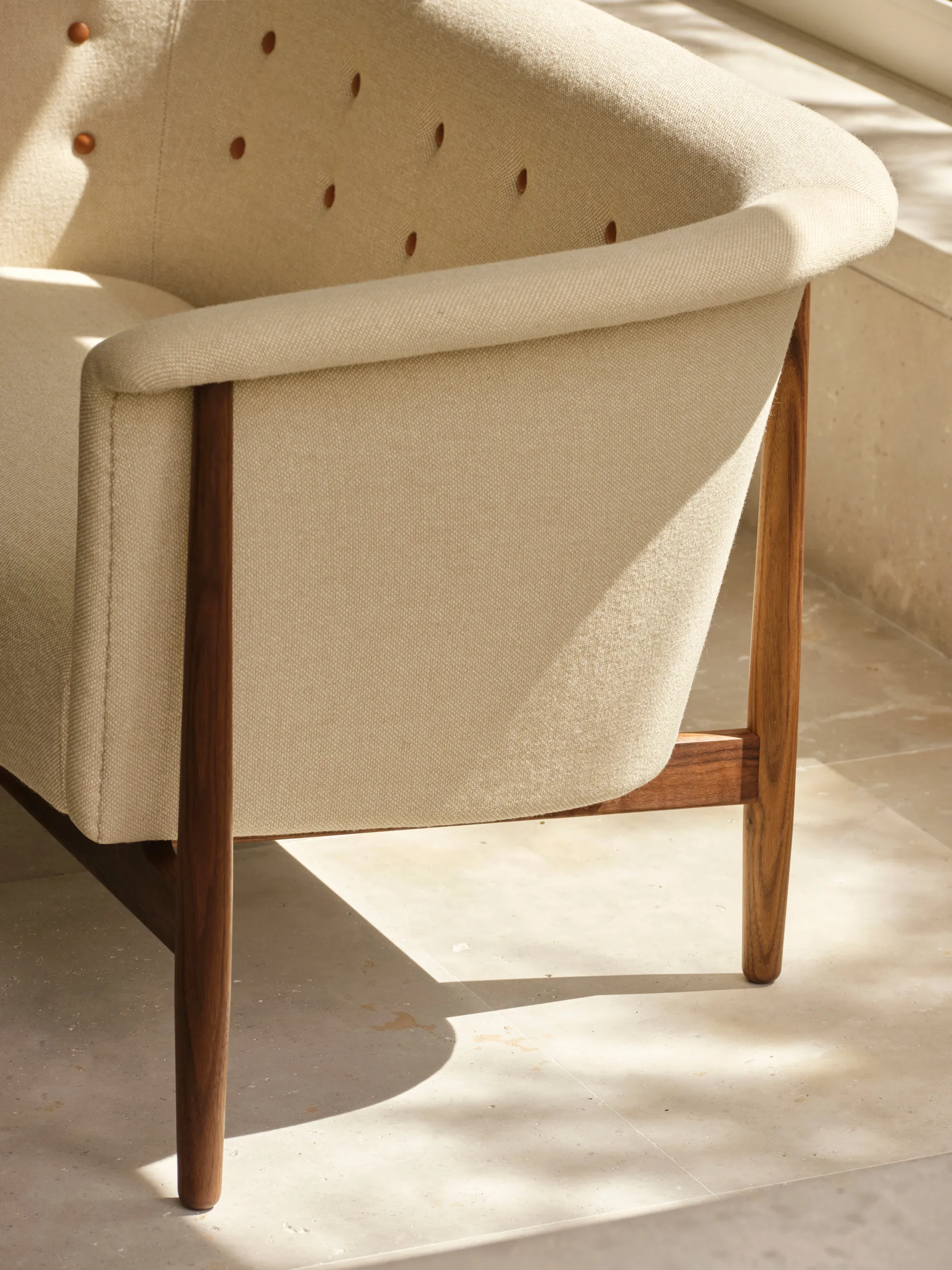 ND52-2 Vita soffa 146 cm, Hallingdal 0200-oljad valnöt Carl Hansen & Søn