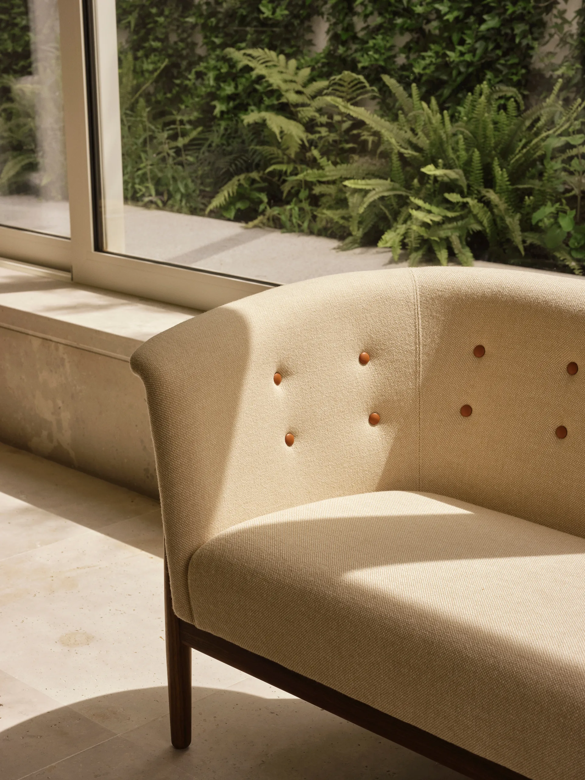 ND52-2 Vita soffa 146 cm, Hallingdal 0200-oljad valnöt Carl Hansen & Søn